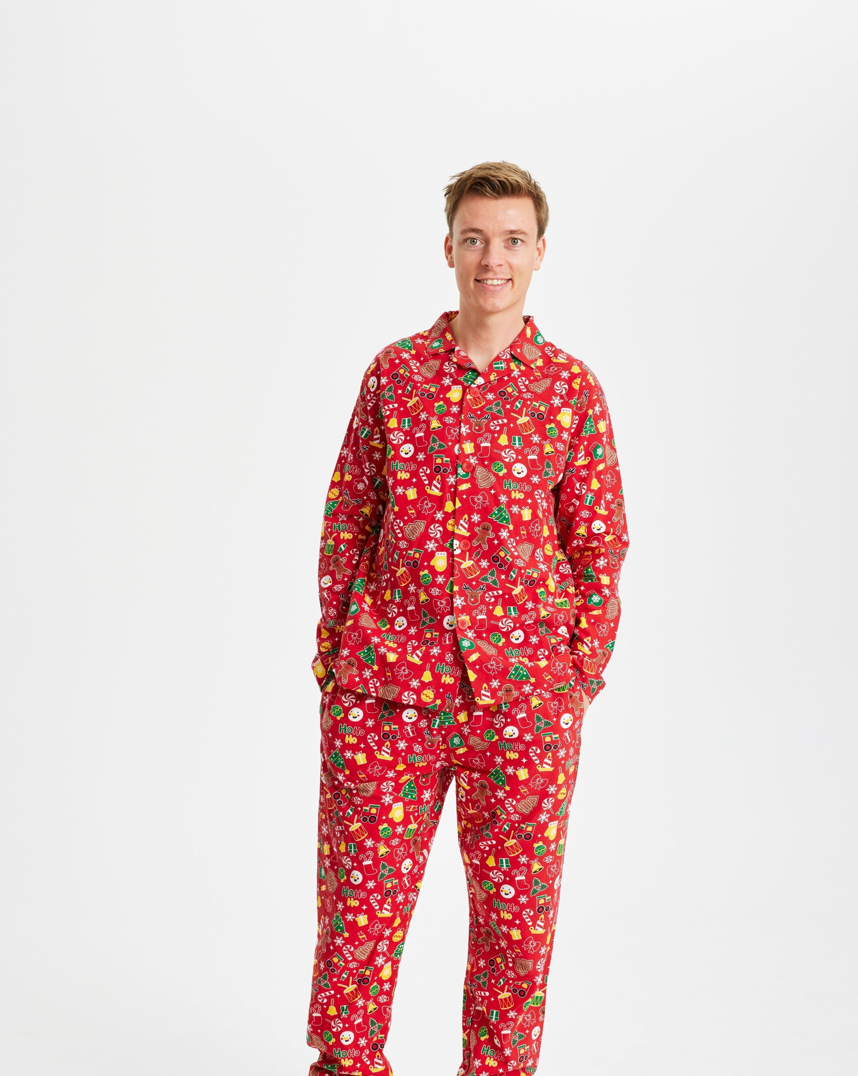 Roter Weihnachtspyjama Herren aus Flanell mit buntem Weihnachtsmuster, langärmlig und Knopfleiste.